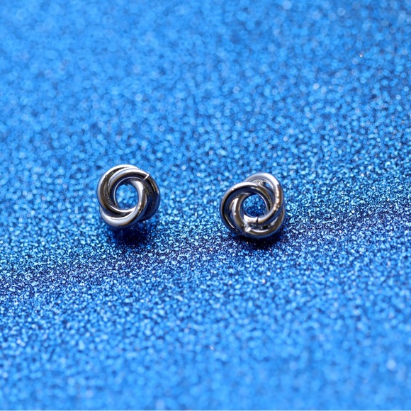 Silver earrings. - Picture 2 of 4